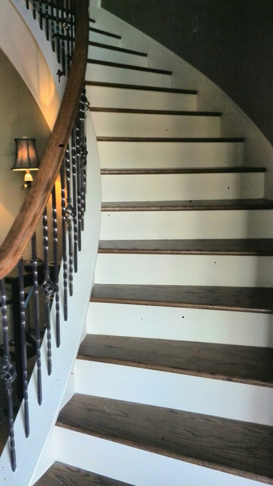 Foto de escalera curva minimalista de tamaño medio con escalones de madera