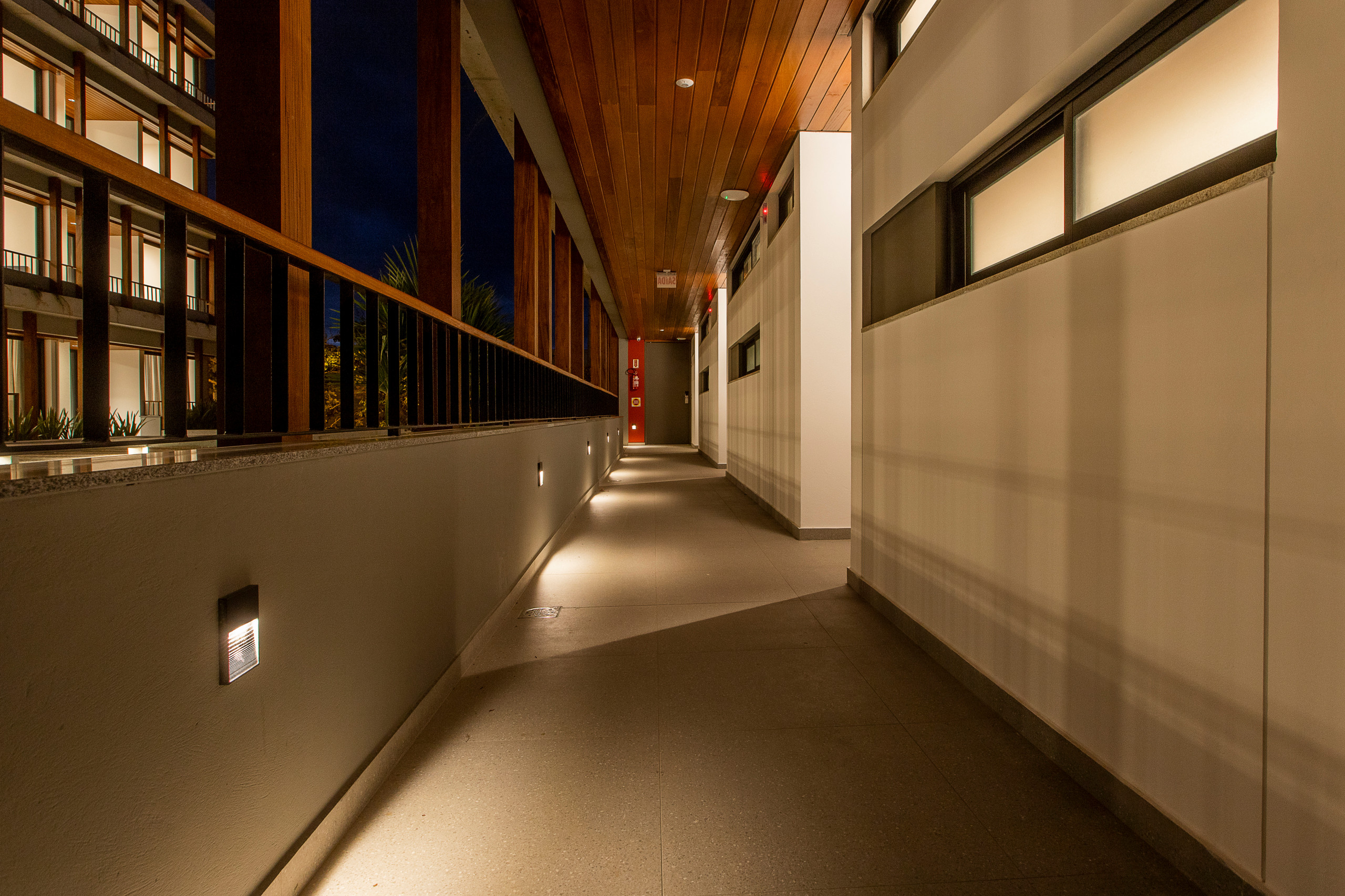 Acceso a los apartamentos con techo de madera.