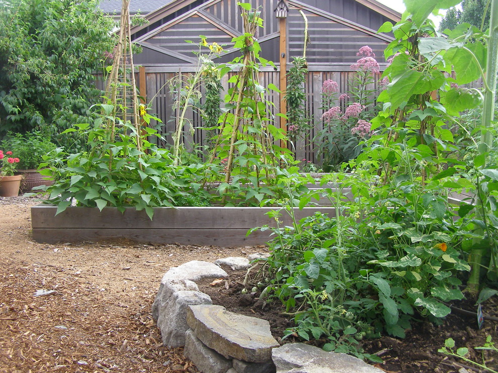 Photo of a traditional garden in Portland with a vegetable garden.