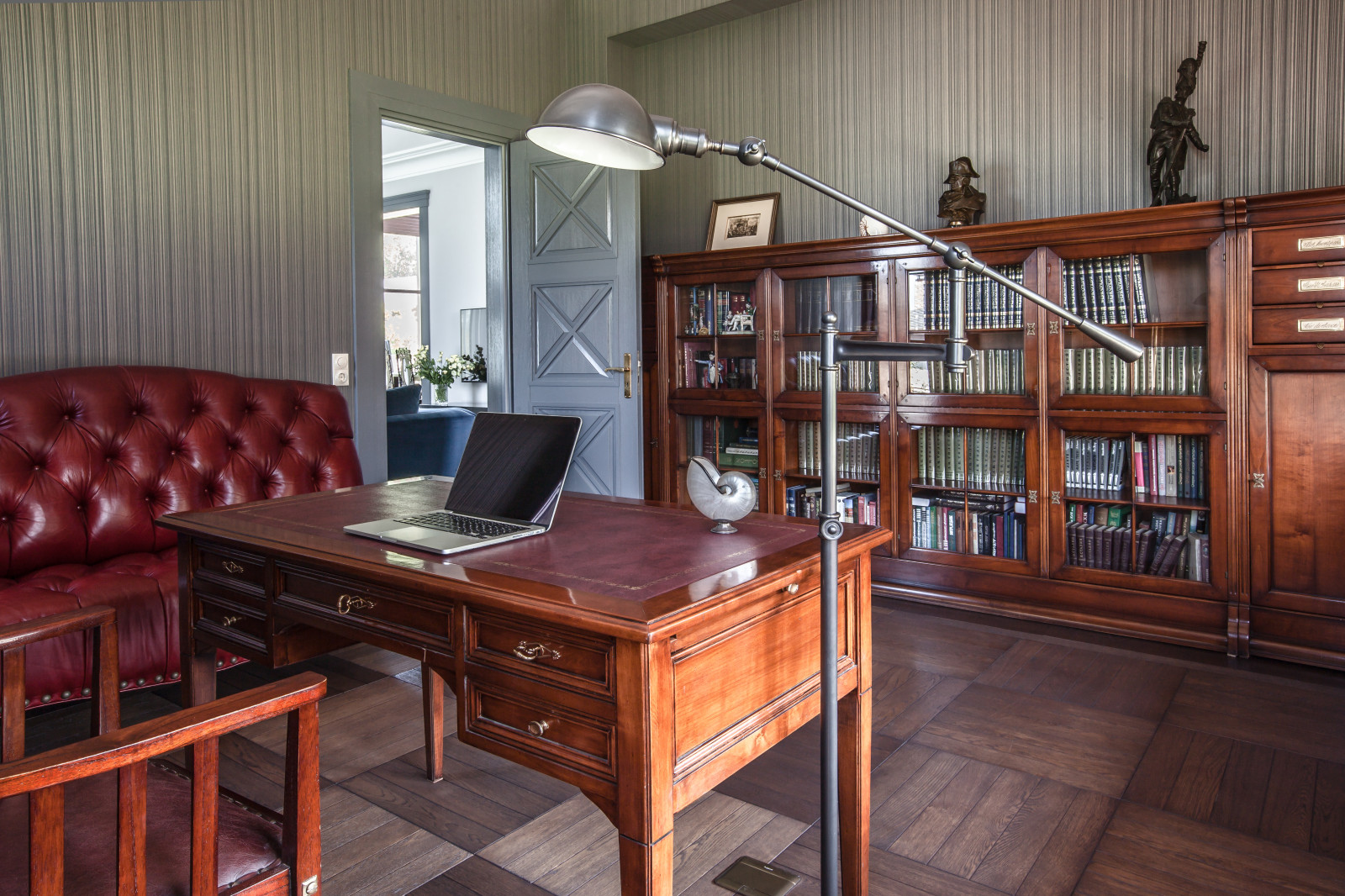 Интерьер дома со средневековым порталом