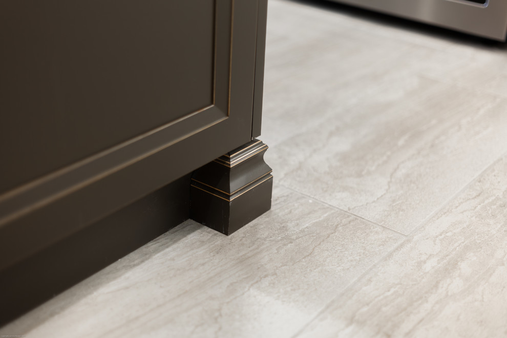 Example of a transitional home design design in Toronto