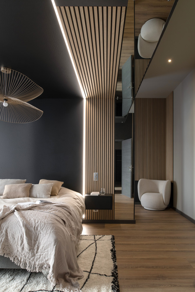 Idee per un'ampia camera da letto classica con pareti beige