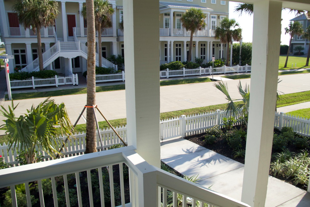 Inspiration for a mid-sized beach style side yard deck in Houston with a roof extension.