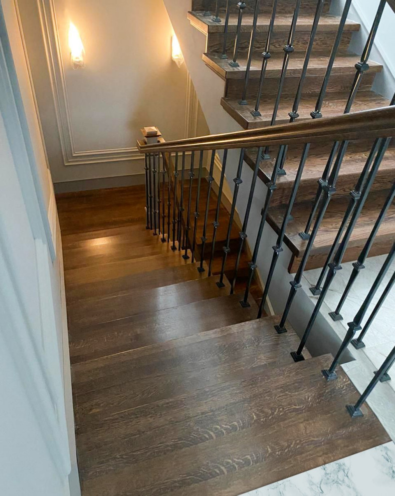 Современная лестница из дуба и металла с подсветкой