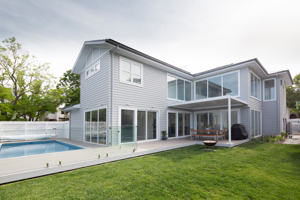 Свежая идея для дизайна: большой, двухэтажный, серый частный загородный дом в классическом стиле с серой крышей - отличное фото интерьера