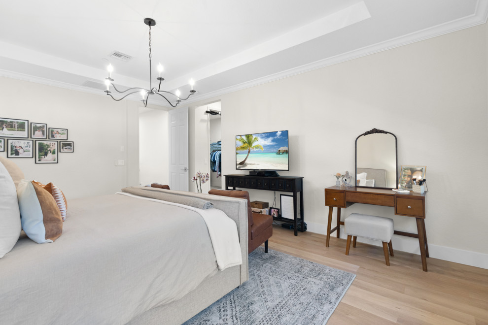Mittelgroßes Nordisches Hauptschlafzimmer ohne Kamin mit weißer Wandfarbe, Vinylboden, beigem Boden und gewölbter Decke in Miami