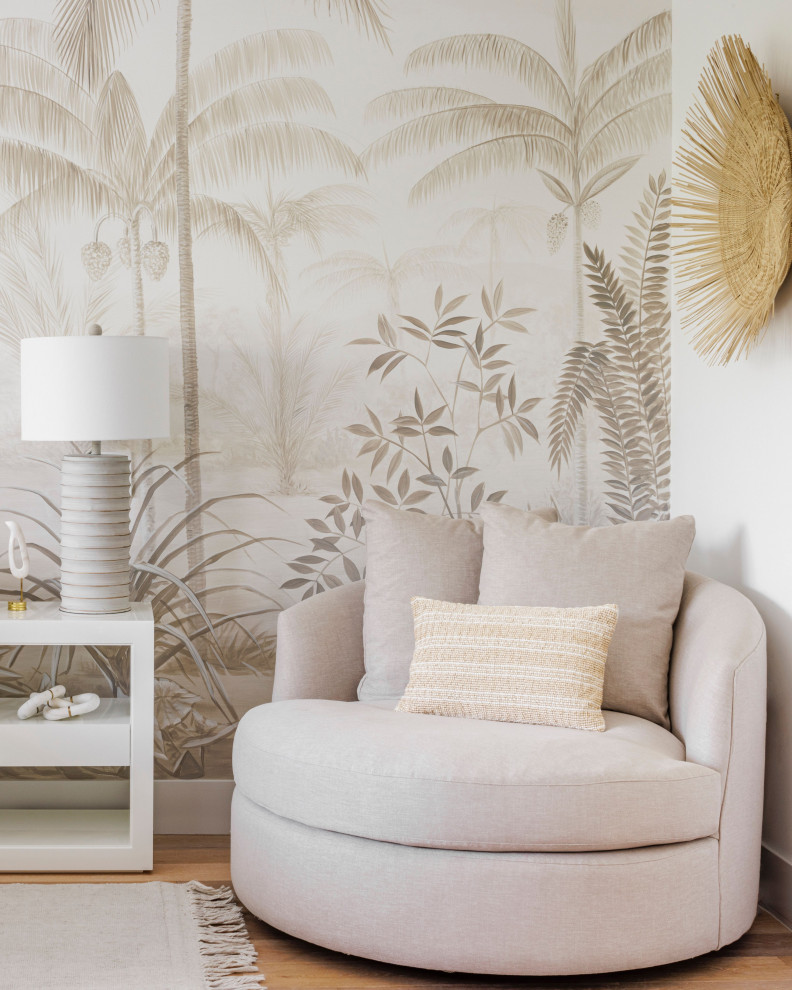 Modelo de dormitorio principal, blanco y beige y rosa costero de tamaño medio con paredes blancas, papel pintado, suelo de madera en tonos medios y suelo marrón