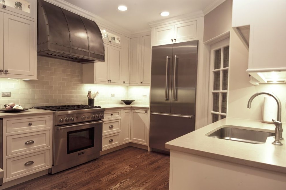 Design ideas for a traditional kitchen in Chicago.