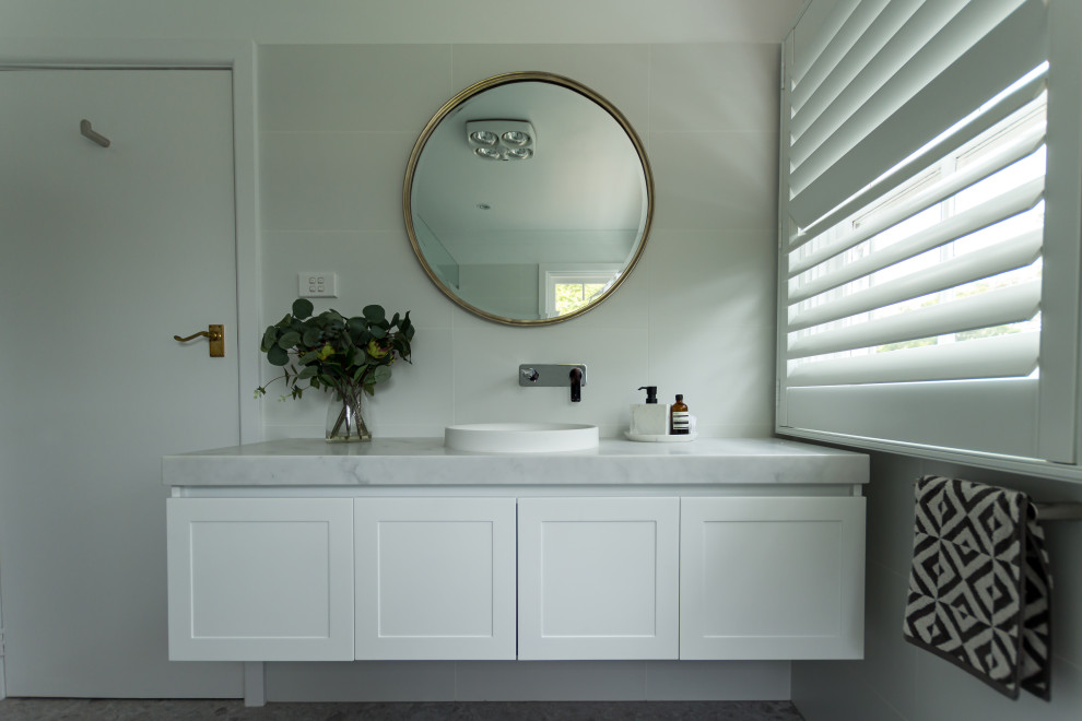 Inredning av ett klassiskt mellanstort en-suite badrum, med skåp i shakerstil, vita skåp, en öppen dusch, vit kakel, ett nedsänkt handfat och med dusch som är öppen