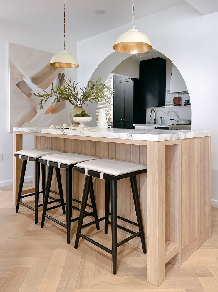Свежая идея для дизайна: кухня в белых тонах с отделкой деревом в стиле неоклассика (современная классика) с светлым паркетным полом - отличное фото интерьера