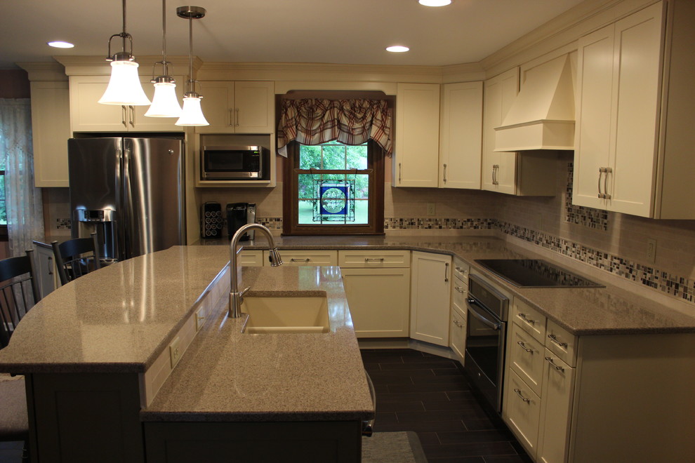 Exempel på ett mellanstort klassiskt kök, med en undermonterad diskho, luckor med infälld panel, vita skåp, bänkskiva i kvarts, rosa stänkskydd, stänkskydd i tunnelbanekakel, rostfria vitvaror, mörkt trägolv och en köksö