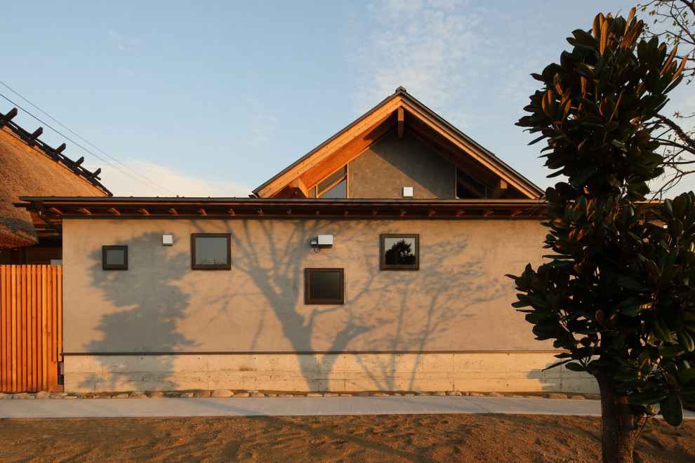 Kleines, Einstöckiges Asiatisches Haus mit Wandpaneelen in Kobe