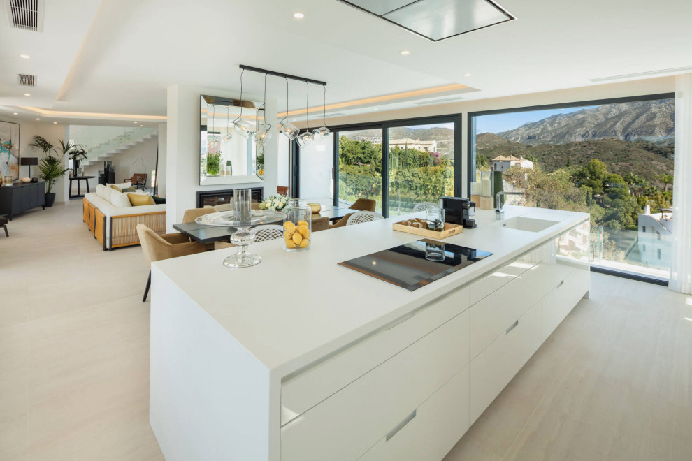 Foto di una grande cucina contemporanea con ante lisce, ante bianche, paraspruzzi bianco, pavimento in marmo, pavimento beige e top bianco