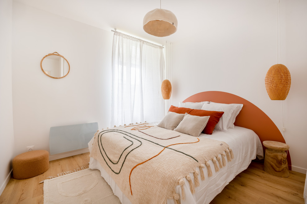Mittelgroßes Maritimes Hauptschlafzimmer mit weißer Wandfarbe und hellem Holzboden in Sonstige