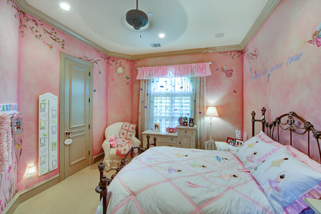 Design ideas for an expansive traditional kids' bedroom for girls in Dallas.
