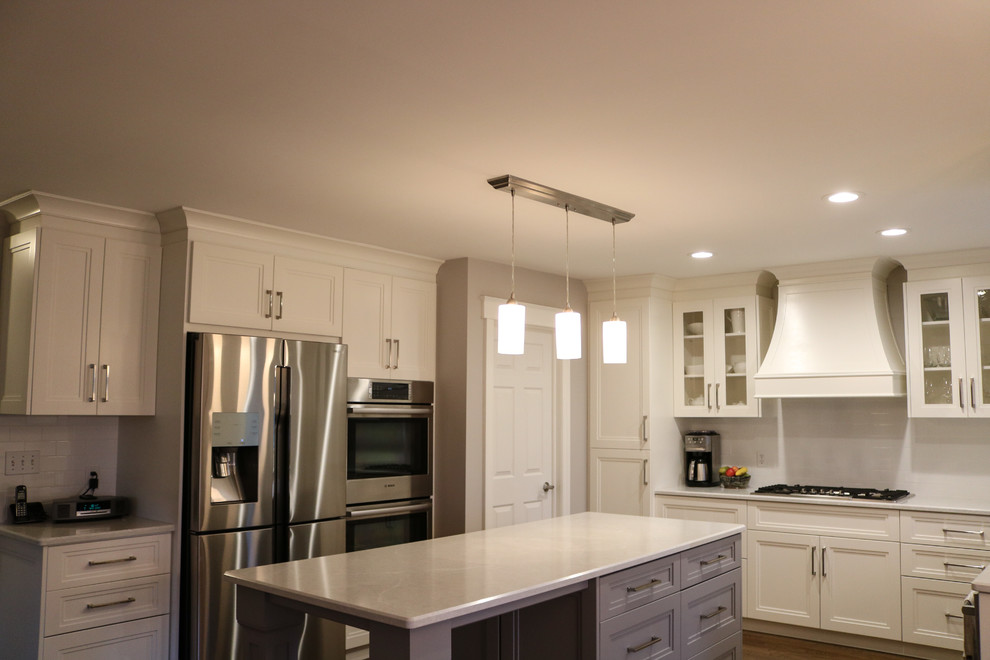 Example of a transitional kitchen design in Toronto