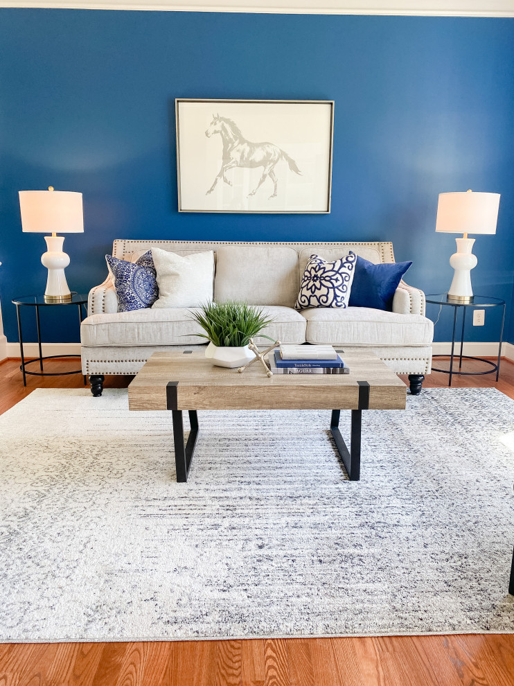 Стильный дизайн: парадная, открытая гостиная комната среднего размера в стиле неоклассика (современная классика) с синими стенами, паркетным полом среднего тона, коричневым полом и панелями на стенах без камина - последний тренд
