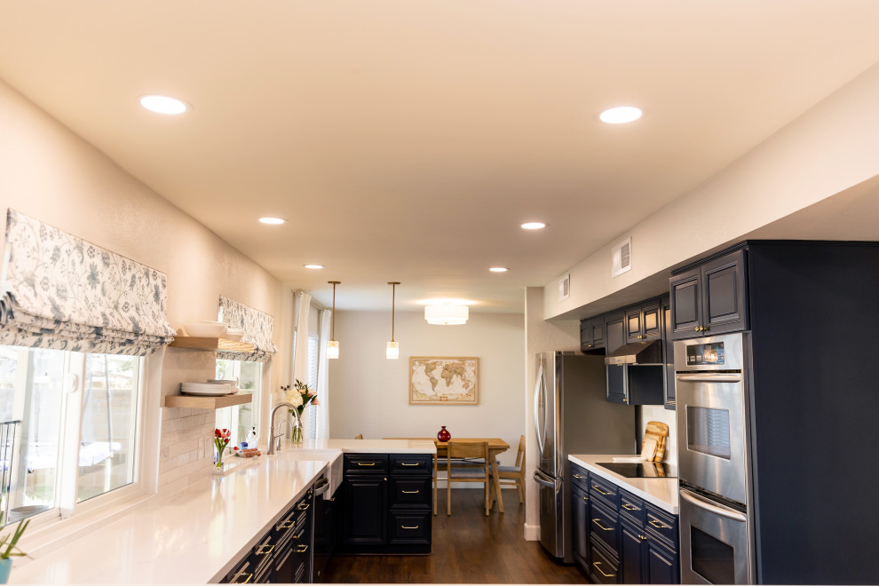 Kitchen - transitional kitchen idea in Phoenix