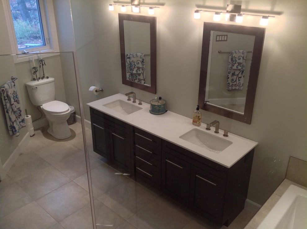 This is an example of a transitional bathroom in Montreal.