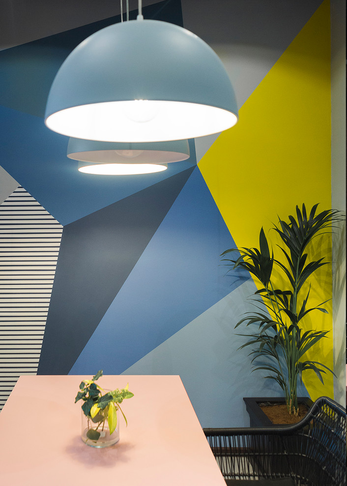 Интерьерная съемка оформления стены в переговорной для дизайн студии.