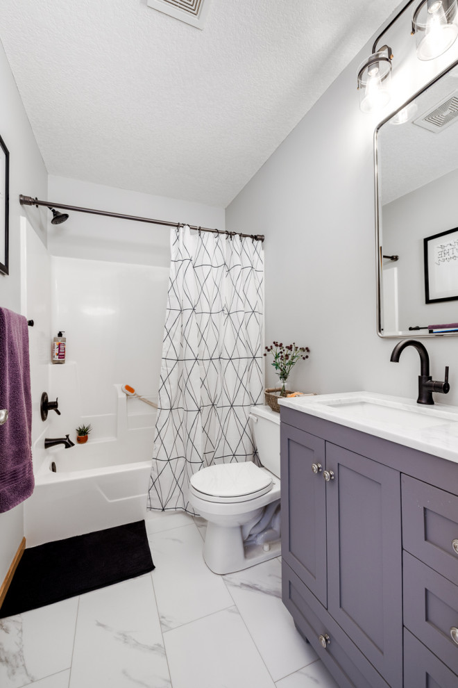 Свежая идея для дизайна: маленькая ванная комната с фасадами в стиле шейкер, серыми фасадами, ванной в нише, душем над ванной, раздельным унитазом, серыми стенами, полом из винила, душевой кабиной, врезной раковиной, столешницей из искусственного кварца, белым полом, шторкой для ванной, белой столешницей, тумбой под одну раковину и напольной тумбой для на участке и в саду - отличное фото интерьера