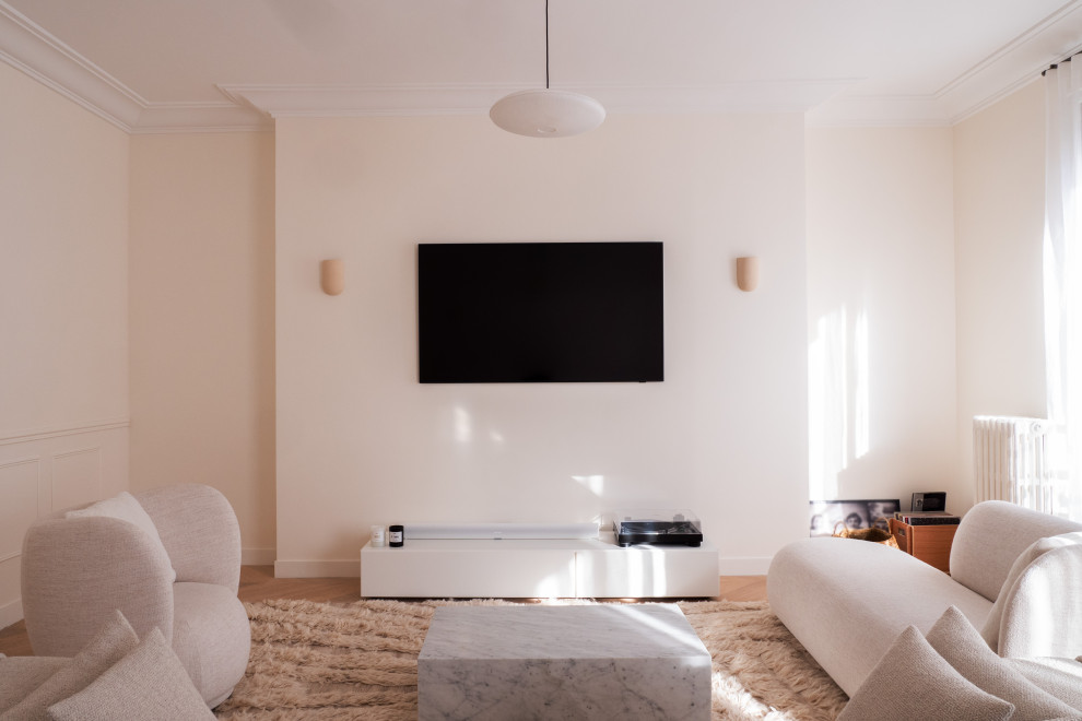 Источник вдохновения для домашнего уюта: большая открытая гостиная комната:: освещение в стиле неоклассика (современная классика) с белыми стенами, светлым паркетным полом, телевизором на стене и коричневым полом