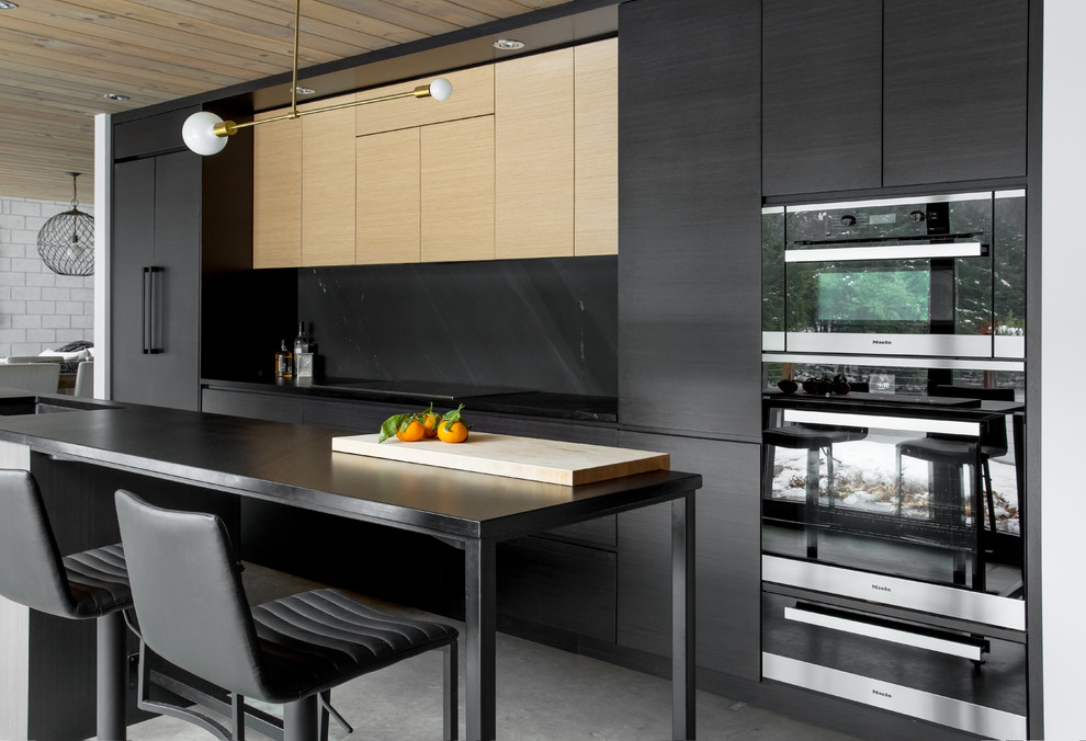 Design ideas for a mid-sized modern kitchen in Montreal.