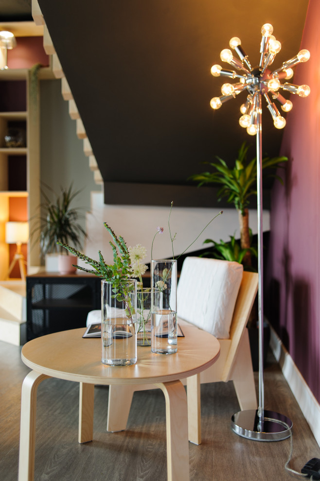 Cette photo montre un grand salon gris et blanc éclectique ouvert avec une salle de réception, un mur violet, un sol en vinyl, un téléviseur indépendant, un sol gris et un plafond décaissé.