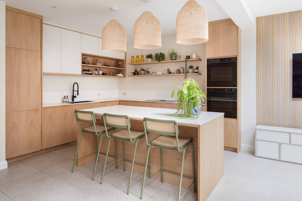 Idéer för att renovera ett mellanstort skandinaviskt vit vitt kök, med skåp i mellenmörkt trä, en köksö, en undermonterad diskho, släta luckor, bänkskiva i kvarts, vitt stänkskydd, integrerade vitvaror och grått golv