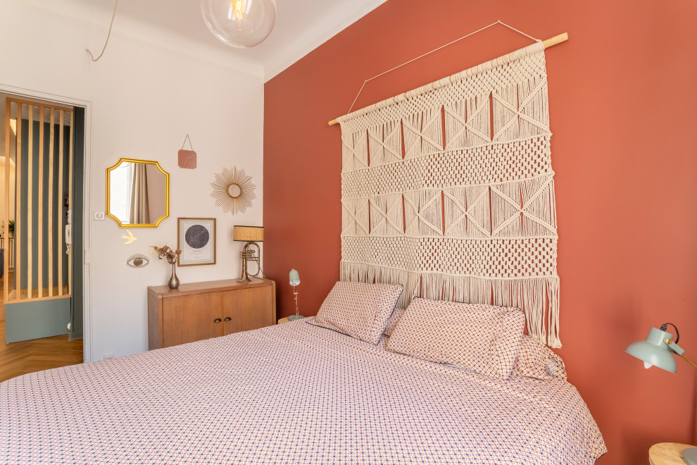 Exemple d'une chambre parentale méditerranéenne de taille moyenne avec un mur rouge, parquet clair, aucune cheminée et un sol beige.