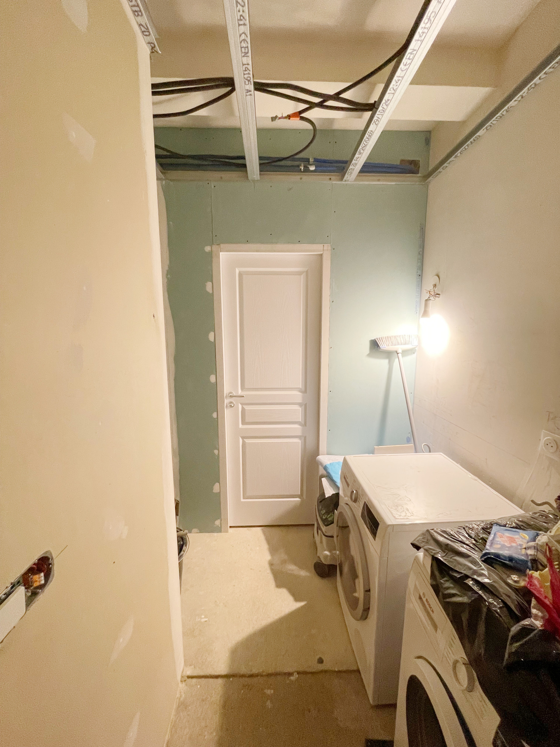 SALLE D'EAU & BUANDERIE: création annexe à un WC et chambre dans un ancien garag