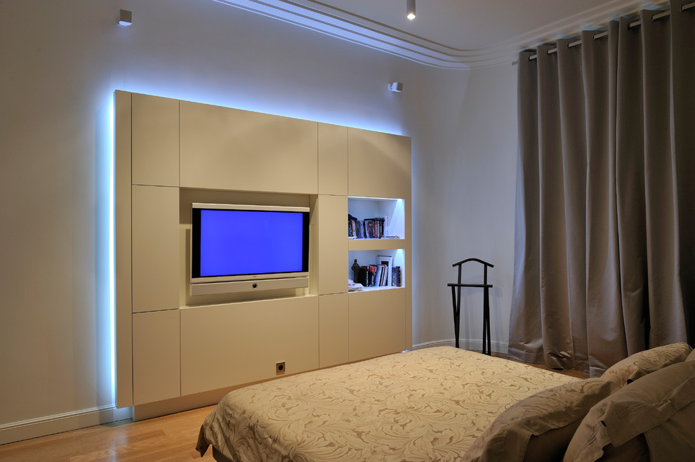 Photo of a modern bedroom in Paris.