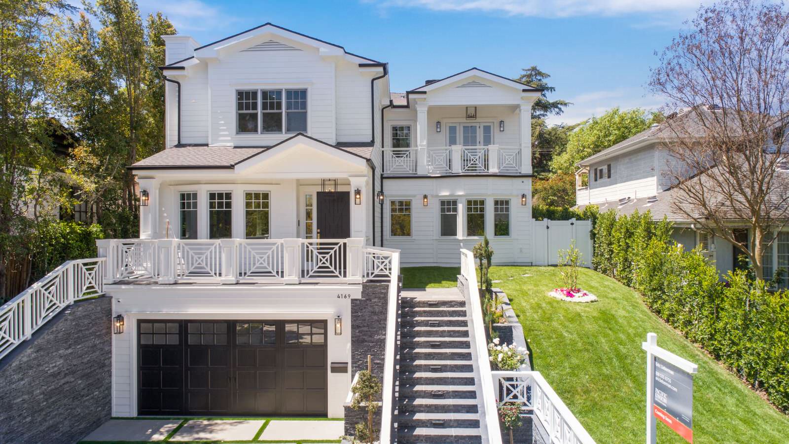 Дом в стиле Кейпкод на  Шерман Оакс