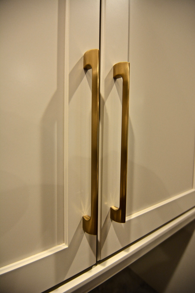 Example of a transitional kitchen design in Indianapolis