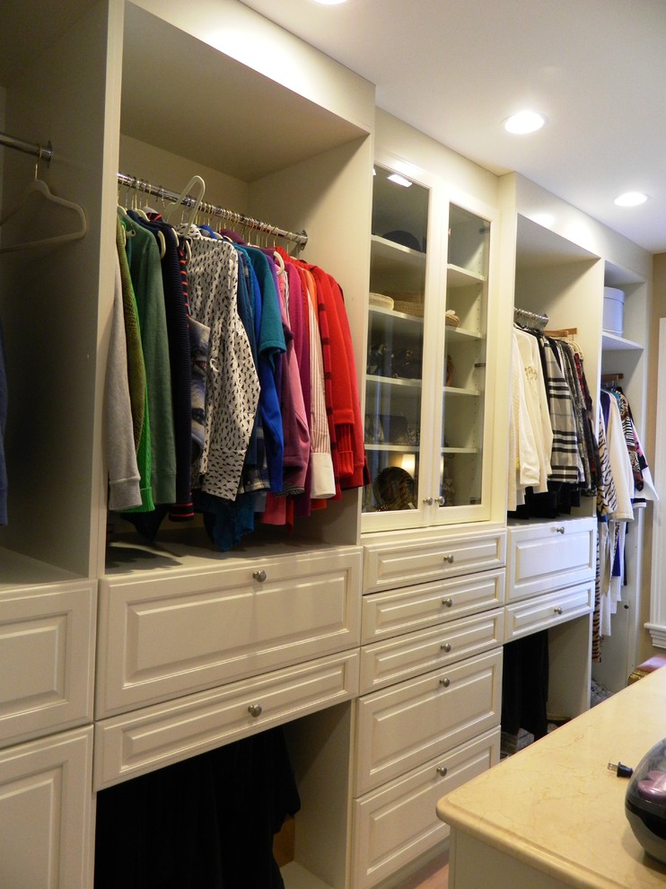 Example of a transitional closet design in Boston