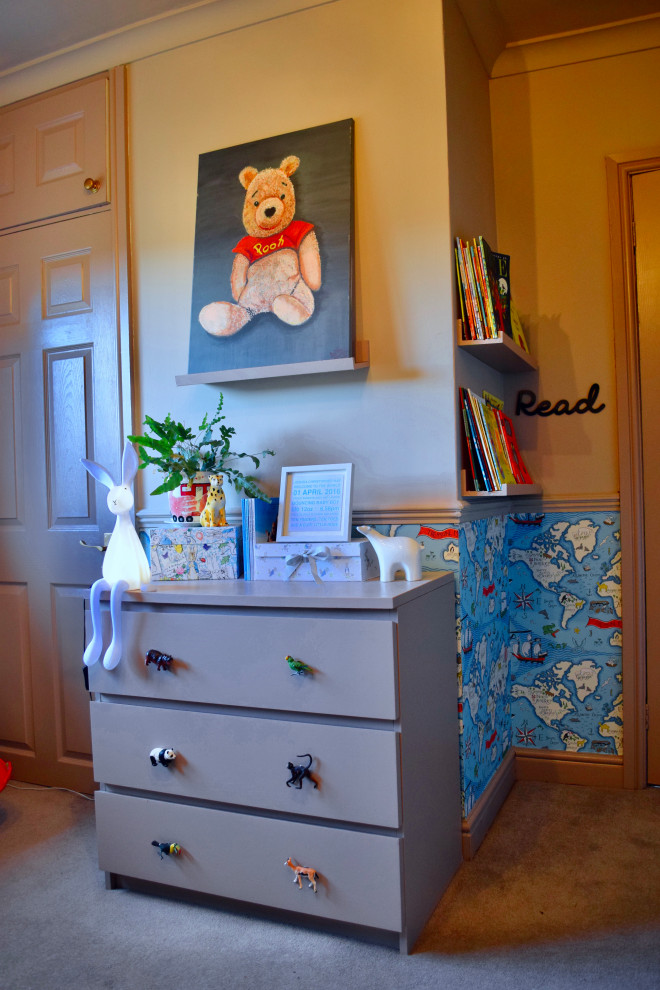 Foto på ett mellanstort funkis pojkrum kombinerat med sovrum och för 4-10-åringar, med blå väggar, heltäckningsmatta och beiget golv