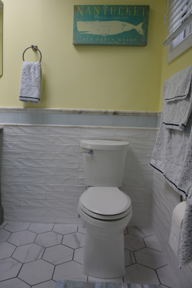Inspiration för mellanstora maritima vitt badrum för barn, med luckor med upphöjd panel, gröna skåp, ett badkar i en alkov, en dusch/badkar-kombination, en toalettstol med hel cisternkåpa, vit kakel, keramikplattor, gula väggar, klinkergolv i keramik, ett undermonterad handfat, marmorbänkskiva, vitt golv och dusch med duschdraperi