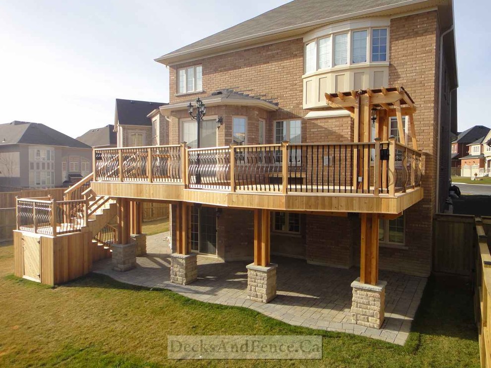 2 level cedar deck with walkout basement and pergola Modern Toronto