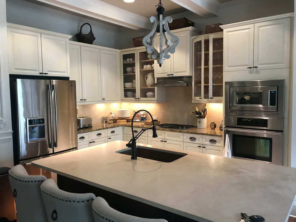 Transitional kitchen photo in Atlanta