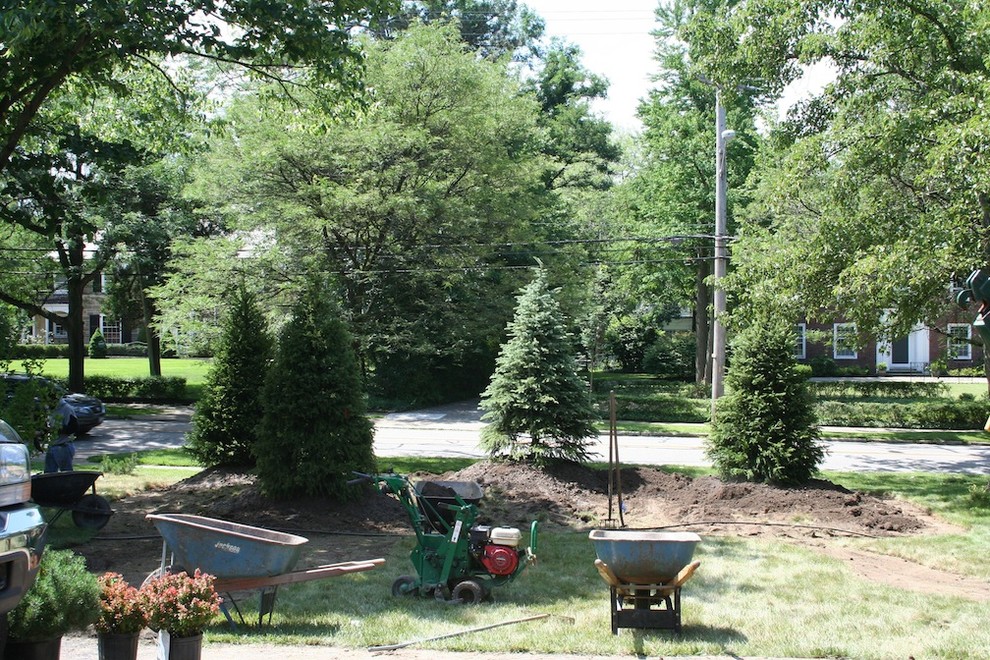 Inspiration for a traditional landscaping in Cleveland.