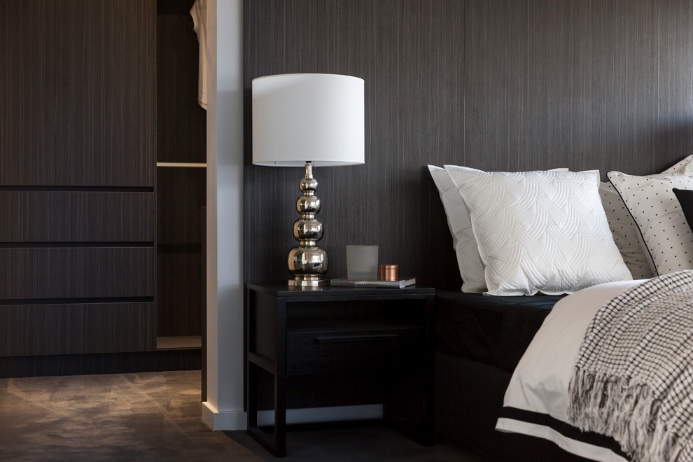 Imagen de dormitorio principal minimalista grande con paredes blancas, moqueta y suelo marrón