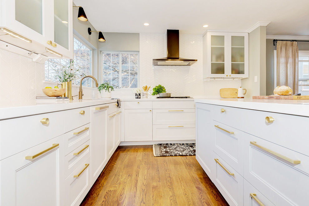 Inspiration for a mid-sized transitional u-shaped eat-in kitchen in San Francisco with an undermount sink, shaker cabinets, white cabinets, quartz benchtops, white splashback, ceramic splashback, panelled appliances, dark hardwood floors, with island and brown floor.