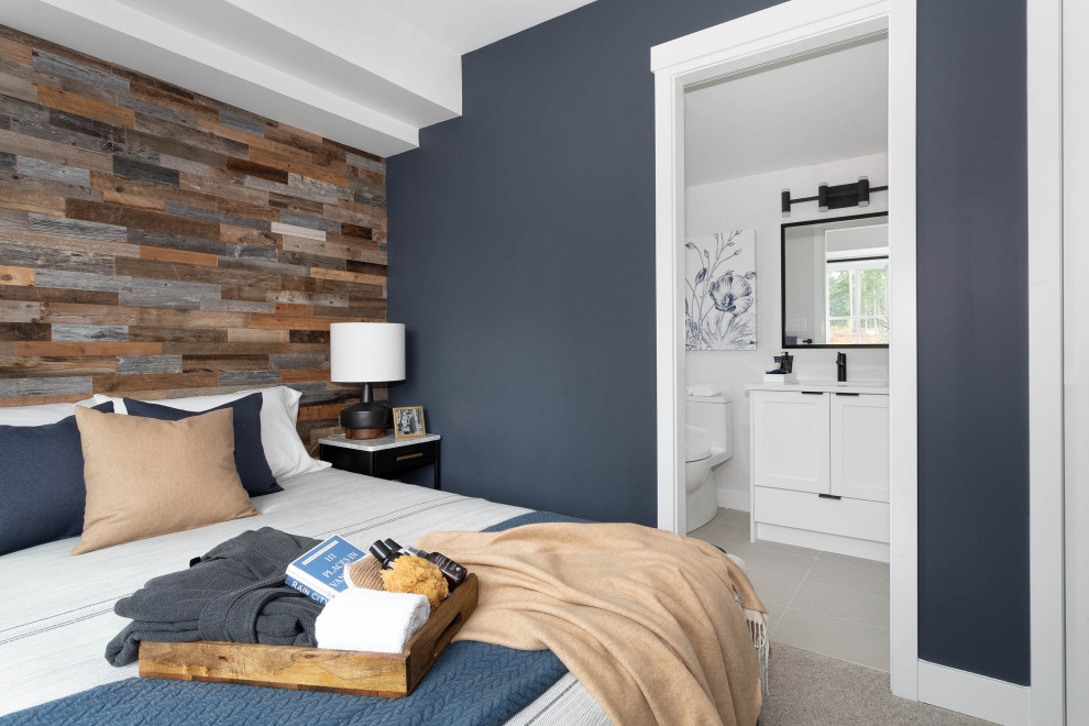 バンクーバーにある小さなビーチスタイルのおしゃれな客用寝室 (茶色い壁、カーペット敷き、グレーの床、板張り壁)