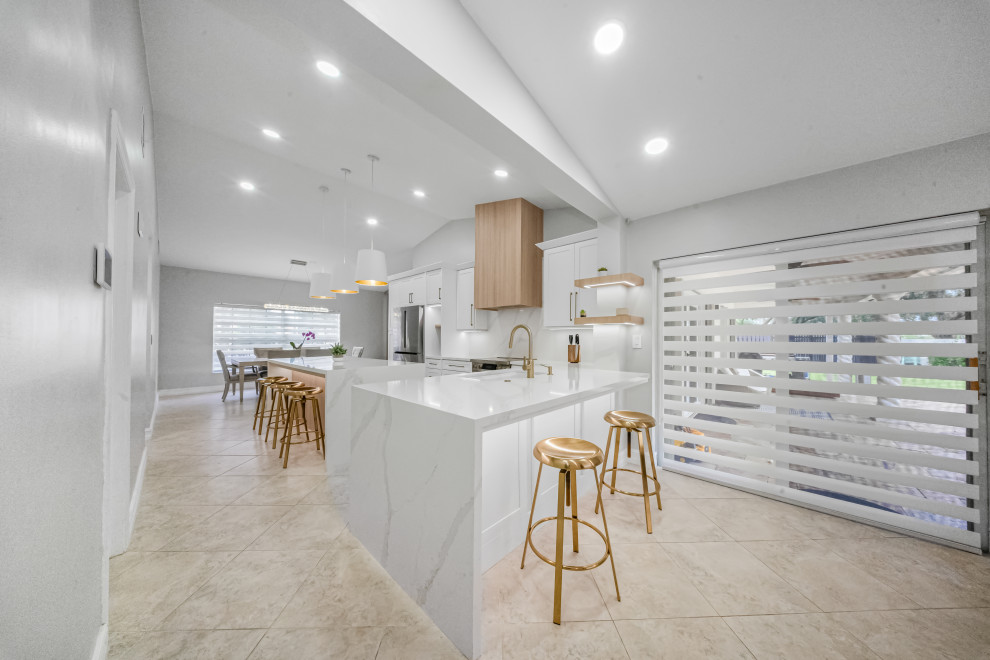 Transitional kitchen photo in Miami