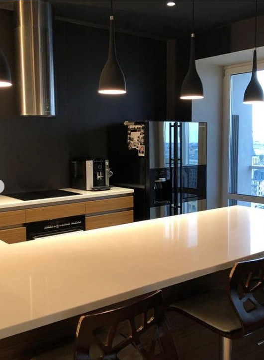 П-образная кухня с фасадами из шпона в Санкт-Петербурге