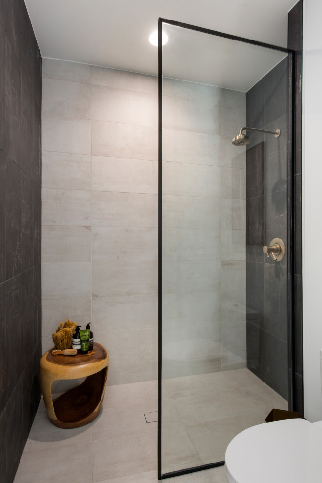 Свежая идея для дизайна: ванная комната среднего размера в современном стиле с плоскими фасадами, черными фасадами, унитазом-моноблоком, белыми стенами, светлым паркетным полом, врезной раковиной, мраморной столешницей и встроенной тумбой - отличное фото интерьера