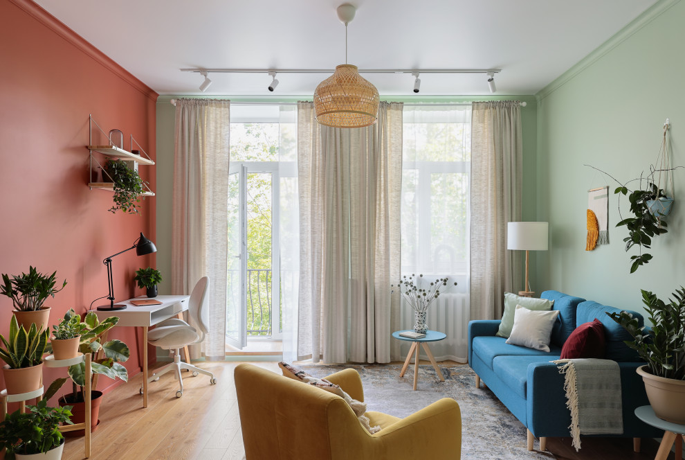 Источник вдохновения для домашнего уюта: гостиная комната среднего размера в скандинавском стиле с разноцветными стенами, паркетным полом среднего тона, коричневым полом и акцентной стеной без телевизора