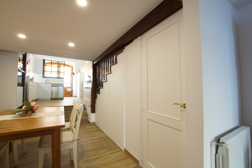 Свежая идея для дизайна: кухня-столовая среднего размера с белыми стенами, паркетным полом среднего тона и коричневым полом - отличное фото интерьера