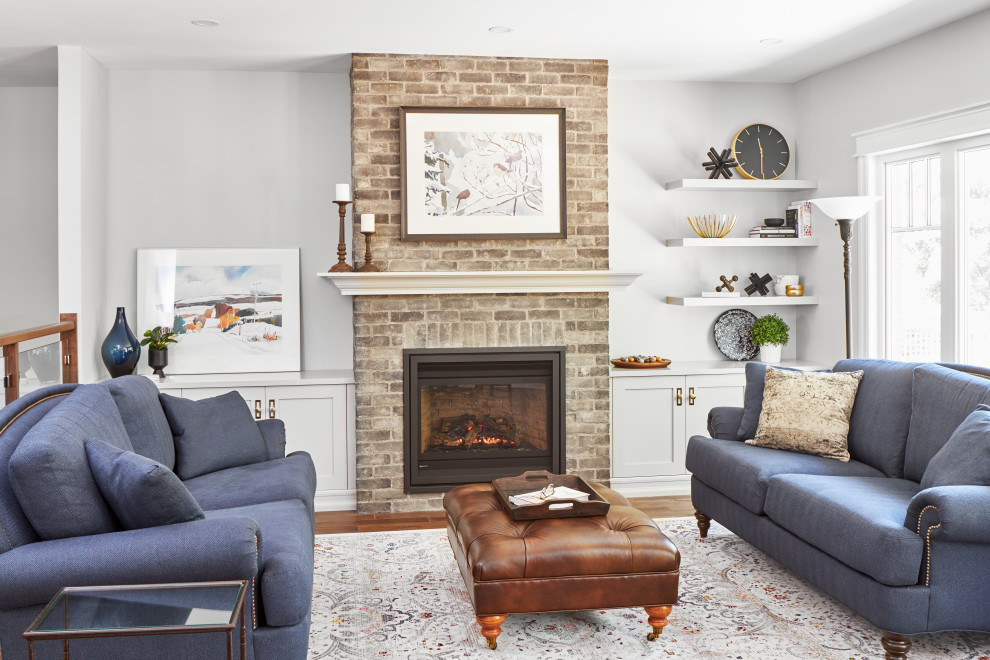 Transitional home design photo in Toronto