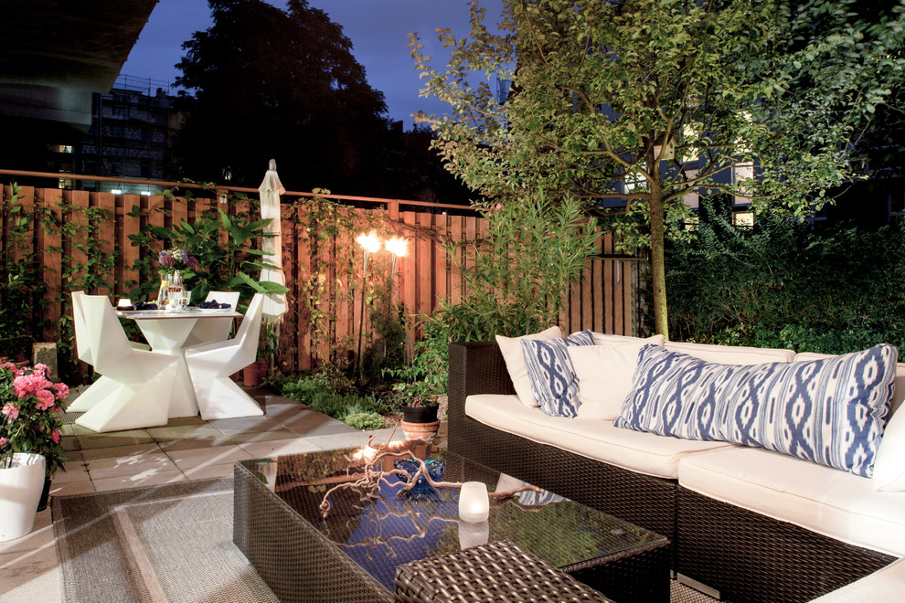 Mittelgroße, Unbedeckte Moderne Terrasse mit Beleuchtung in Berlin